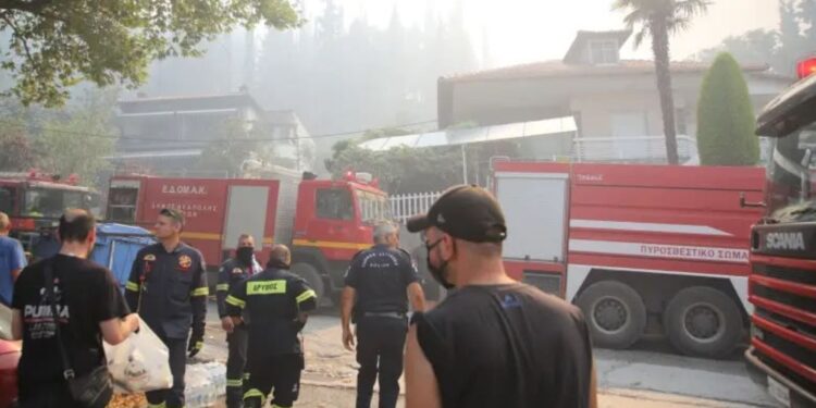 Zjarr masiv në Derven të Selanikut, një person vdes, një tjetër plagoset