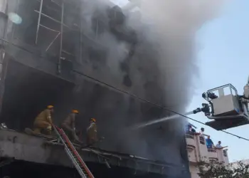 Zjarr masiv në ndërtesë në Indi; pamje shokuese të njerëzve që hidhen, të paktën 15 humbin jetën (Video)