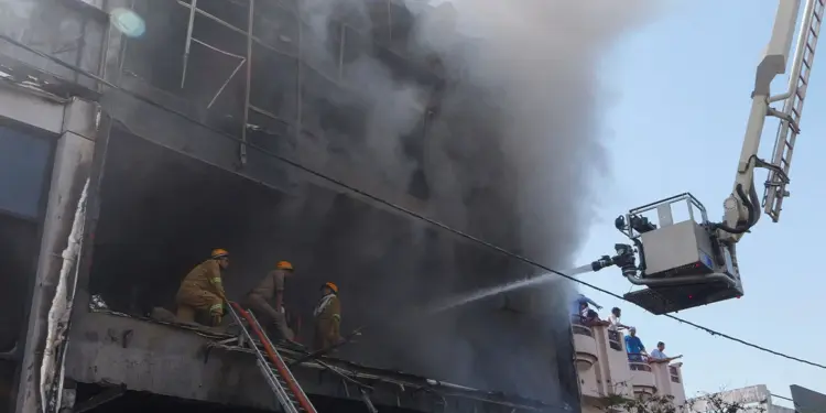 Zjarr masiv në ndërtesë në Indi; pamje shokuese të njerëzve që hidhen, të paktën 15 humbin jetën (Video)