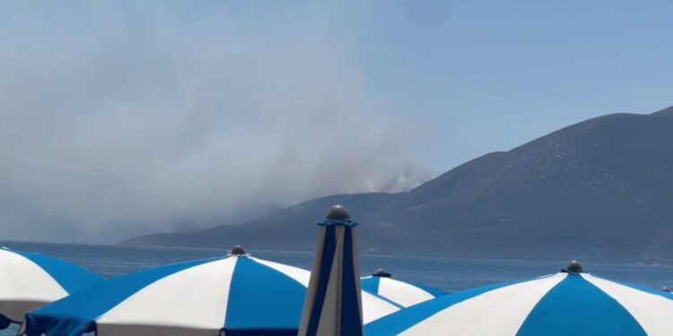 Zjarr në Karaburun: Përfshihet sipërfaqe e madhe pyjesh, tymi pushton vijën bregdetare