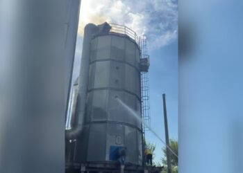 Zjarr në fabrikën e përpunimit të drurit në Elbasan, ndërhyrja e zjarrfikësve shmang përhapjen e flakëve