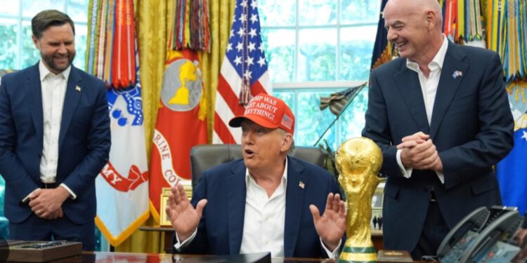 Zyrtare: Donald Trump në tribunë të finales së Botërorit, do të dorëzojë trofeun