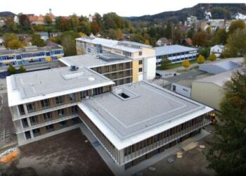 16-vjeçari qëllon me armë ndaj bashkëmoshatarëve në një shkollë në Gjermani; dy vajza në gjendje të rëndë