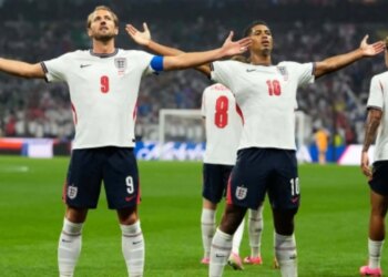 300 spartanët anglezë në Meksikë, nga zëri i ngjirur i Kane te Wonderwall që magjepsi stadiumin