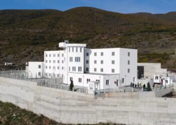 34-vjeçarja, e dënuar për dhunë në familje, arrestohet në Rinas dhe dërgohet në burg me foshnjën 7-muajshe
