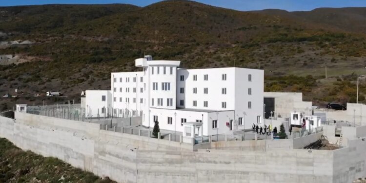 34-vjeçarja, e dënuar për dhunë në familje, arrestohet në Rinas dhe dërgohet në burg me foshnjën 7-muajshe