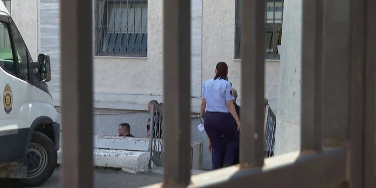 36-vjeçari, i përfituar nga amnistia, vodhi lokalin në Lushnjë dhe vuri flakën një ditë pas daljes nga burgu