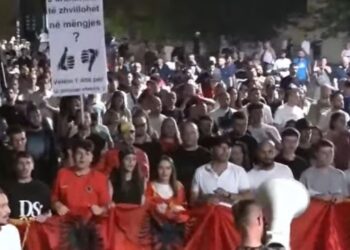 39 ditë protestë në Tiranë: tubues me pankarta dhe thirrje kundër klasës politike marshojnë pas fjalimeve të Kryeministrisë