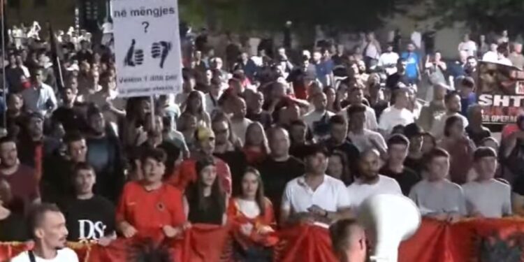 39 ditë protestë në Tiranë: tubues me pankarta dhe thirrje kundër klasës politike marshojnë pas fjalimeve të Kryeministrisë