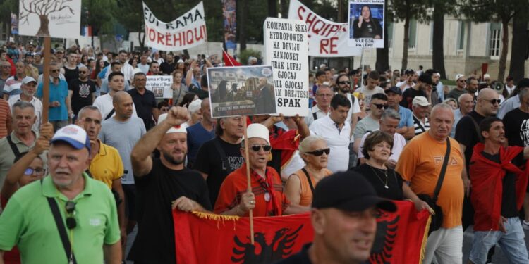 51 ditë tubim në kryeqytet: Protestuesit grumbullohen në shesh, pritet marshim drejt Kryeministrisë