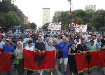 62 ditë tubimesh në vend, protestuesit mbajnë fjalimet përpara Kryeministrisë