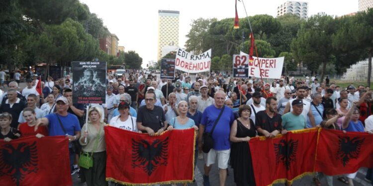 62 ditë tubimesh në vend, protestuesit mbajnë fjalimet përpara Kryeministrisë