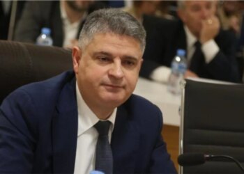Adnan Xholi dorëzon kandidaturën për Prokuror të Përgjithshëm, i pari në garë