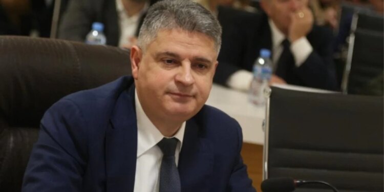 Adnan Xholi dorëzon kandidaturën për Prokuror të Përgjithshëm, i pari në garë