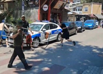 Agravon situata te Kuvendi: protestues hedhin gurë ndaj efektivëve, shkatërrojnë makinën e policisë, arrestohen disa persona