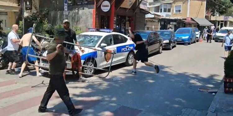 Agravon situata te Kuvendi: protestues hedhin gurë ndaj efektivëve, shkatërrojnë makinën e policisë, arrestohen disa persona