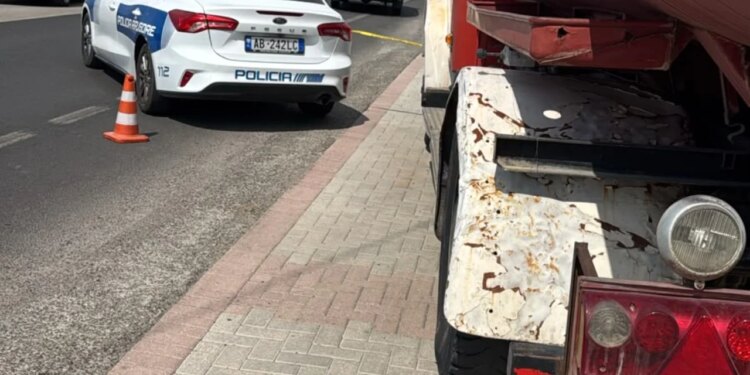 Aksident fatal në aksin rrugor Elbasan–Peqin: makina përplas për vdekje këmbësorin 73-vjeçar