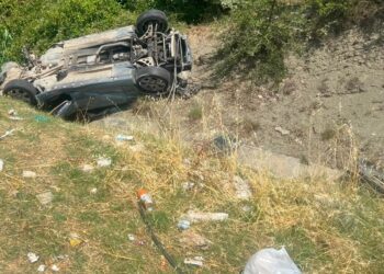 Aksident i rëndë pranë Gramshit: makina del nga rruga dhe rrokulliset, dy të plagosur
