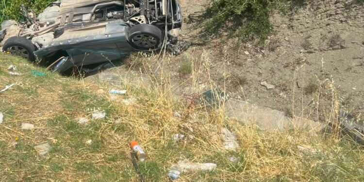 Aksident i rëndë pranë Gramshit: makina del nga rruga dhe rrokulliset, dy të plagosur
