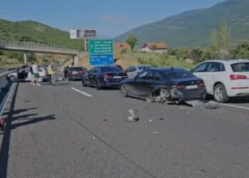 Aksident i rëndë pranë pikës kufitare në Morinë: 6 makina përplasen, disa të plagosur