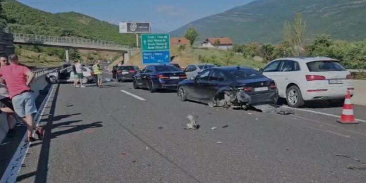 Aksident i rëndë pranë pikës kufitare në Morinë: 6 makina përplasen, disa të plagosur