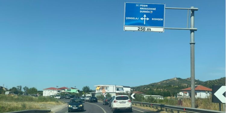 Aksident i ri në aksin Peqin-Rrogozhinë, një drejtues mjeti në spital