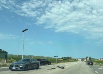 Aksident i trefishtë në aksin Peqin–Elbasan, dy persona të lënduar