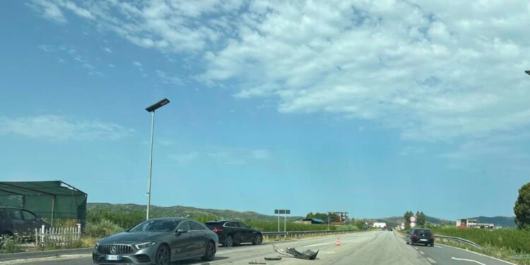 Aksident i trefishtë në aksin Peqin–Elbasan, dy persona të lënduar