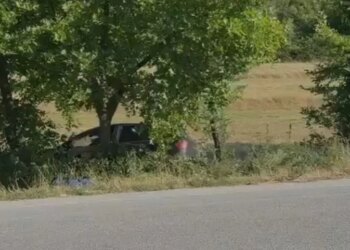 Aksident në Gjirokastër-Tepelenë: makinë del nga rruga dhe përfundon në fushë, plagoset çifti nga Kosova