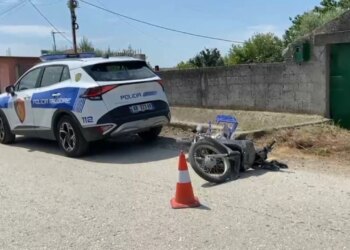 Aksident në Lushnjë: Makina përplas motoçikletën në Pirrë-Kamçisht, 76-vjeçari në gjendje të rëndë