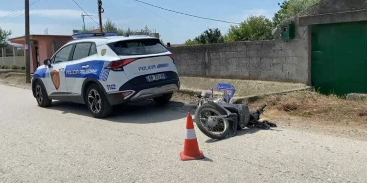Aksident në Lushnjë: Makina përplas motoçikletën në Pirrë-Kamçisht, 76-vjeçari në gjendje të rëndë