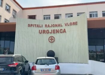 Aksident në Vlorë: makina e policisë përplas 13-vjeçarin te vijat e bardha, i mituri jashtë rrezikut për jetën