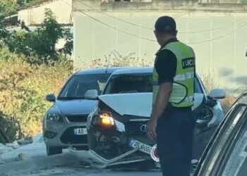 Aksident në aksin Fier-Patos: përplasen dy makina, plagoset një drejtues