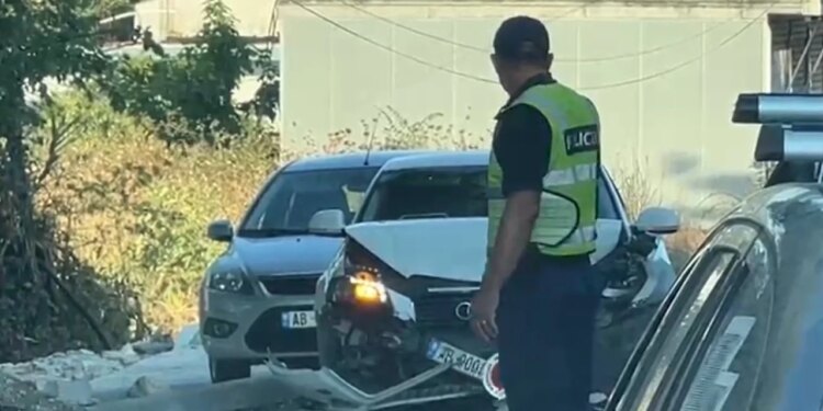 Aksident në aksin Fier-Patos: përplasen dy makina, plagoset një drejtues