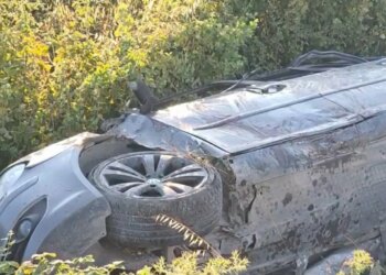 Aksident në aksin Levan-Tepelenë: Makina përmbyset anash rrugës, drejtuesi plagoset rëndë