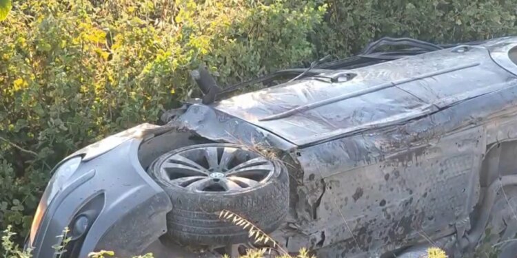 Aksident në aksin Levan-Tepelenë: Makina përmbyset anash rrugës, drejtuesi plagoset rëndë