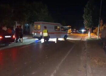 Aksident në aksin Lushnjë-Berat: Benz-i përplas nga pas një automjet, e moshuara dërgohet me urgjencë në spital