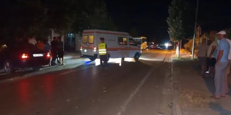 Aksident në aksin Lushnjë-Berat: Benz-i përplas nga pas një automjet, e moshuara dërgohet me urgjencë në spital