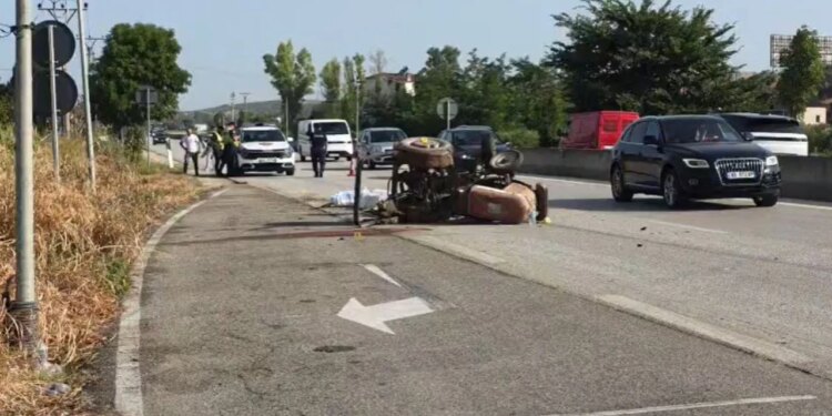 Aksident në aksin Rrogozhinë-Lushnjë, drejtuesi i një mjeti bujqësor plagoset rëndë