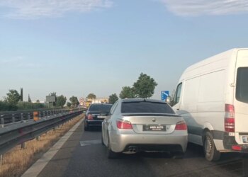 Aksident në autostradën Lushnjë–Fier: dy automjete përplasen pranë Pushimit të Shoferit, një i plagosur