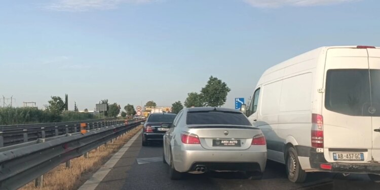 Aksident në autostradën Lushnjë–Fier: dy automjete përplasen pranë Pushimit të Shoferit, një i plagosur
