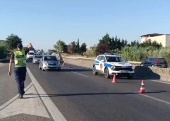 Aksidentet e shpeshta në aksin Lushnjë–Rrogozhinë: mungesa e mbikalimeve dhe shitësit ambulantë rrisin rrezikun