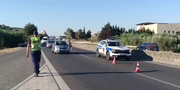 Aksidentet e shpeshta në aksin Lushnjë–Rrogozhinë: mungesa e mbikalimeve dhe shitësit ambulantë rrisin rrezikun