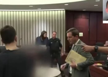Akuzohet për rrëmbimin e dy vajzave të mitura në SHBA; refuzon marrëveshjen dhe tregon gishtin familjarëve në gjyq