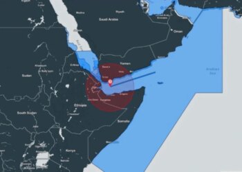 Alarm në Gjirin e Adenit: Gjashtë motoskafë ‘kërcënojnë’ cisternën e naftës, ekipi i sigurisë qëllon për vetëmbrojtje