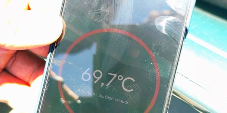 Alarmi i kuq në SHBA: plastika e ulëseve zien në 70°C, 'ferri' pret tifozët e Francës dhe Paraguajit