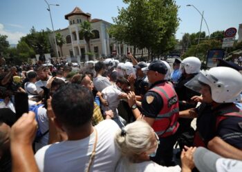 Ambasada e SHBA njofton qytetarët amerikanë në Tiranë: shmangni pjesëmarrjen në protesta, vendosni në prioritet sigurinë tuaj personale