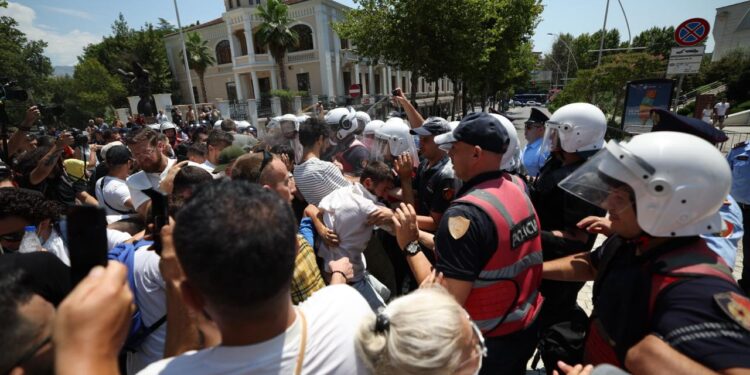 Ambasada e SHBA njofton qytetarët amerikanë në Tiranë: shmangni pjesëmarrjen në protesta, vendosni në prioritet sigurinë tuaj personale