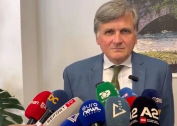 Ambasadori i OSBE-së Michel Tarran nga Korça: E drejta për protestë duhet të respektohet, dialogu politik mbetet sfidë
