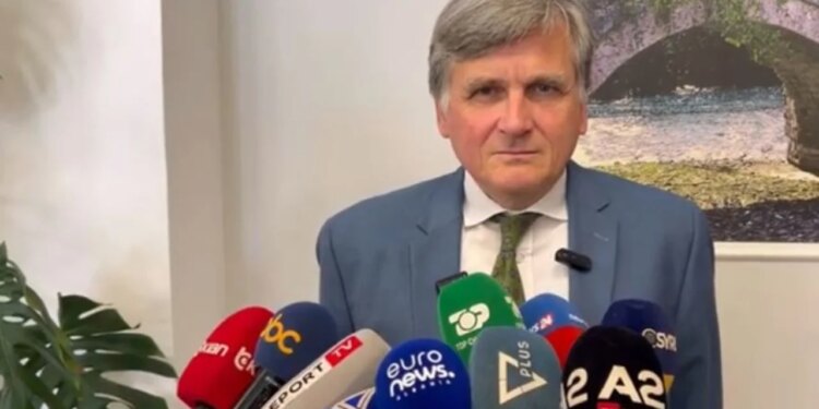 Ambasadori i OSBE-së Michel Tarran nga Korça: E drejta për protestë duhet të respektohet, dialogu politik mbetet sfidë